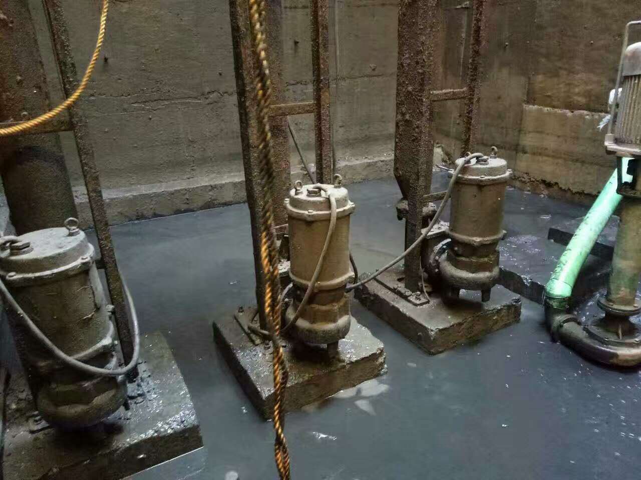 威远污水池清理