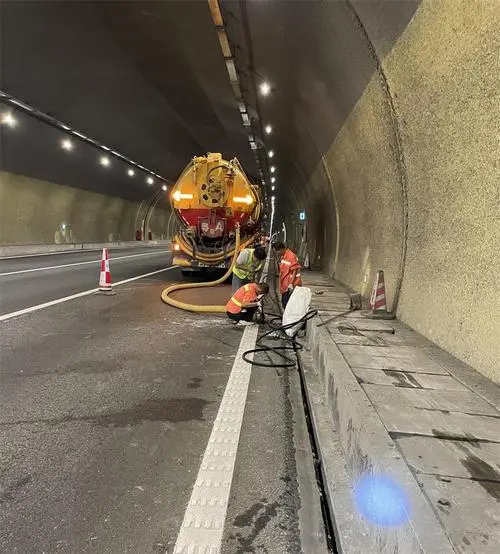 威远隧道排水渠清淤